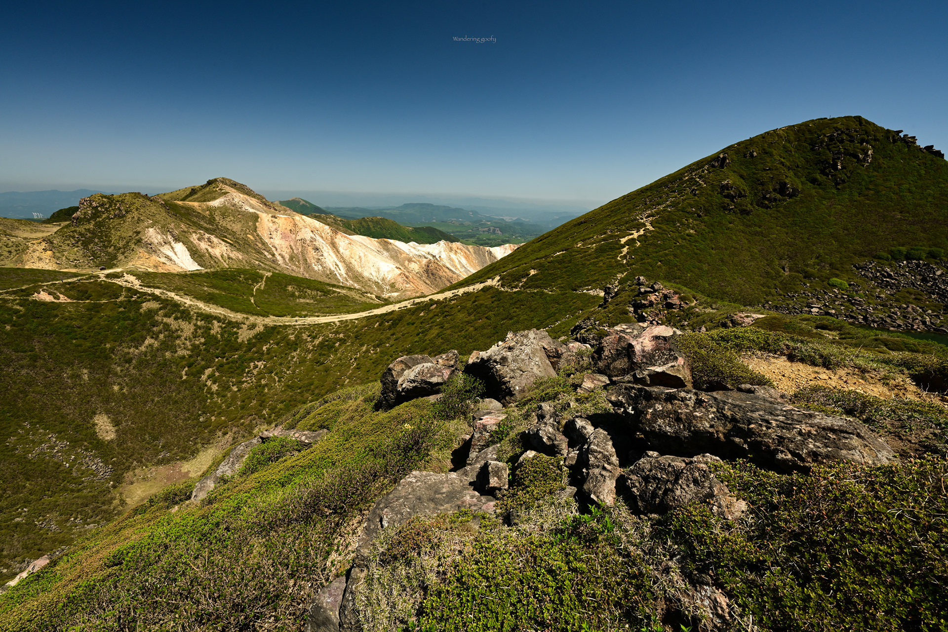 天狗ヶ城・星生山・硫黄山を望む