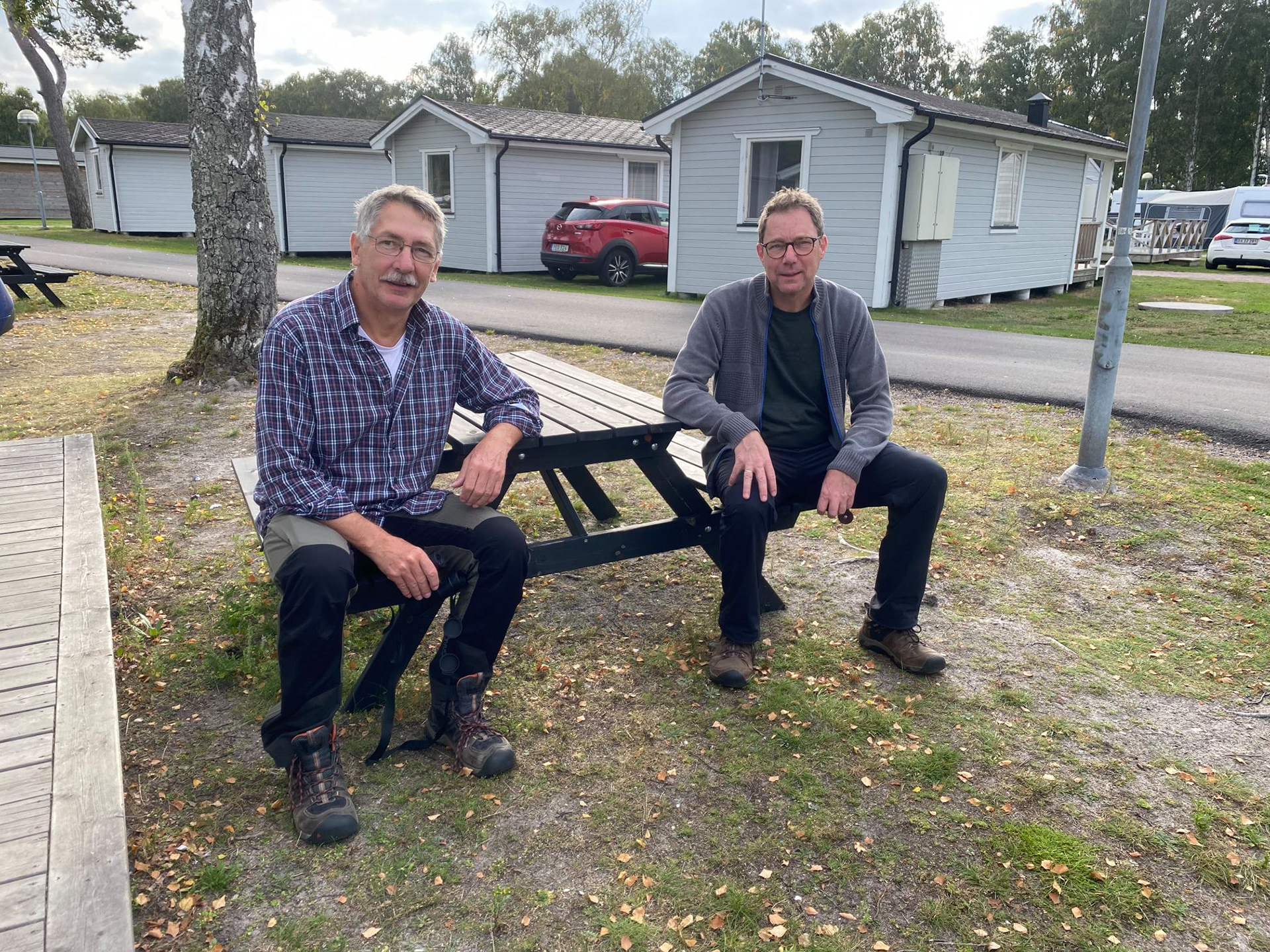 Thomas og Henrik foran hytten på Falsterbo Camping. Foto: John Jensen