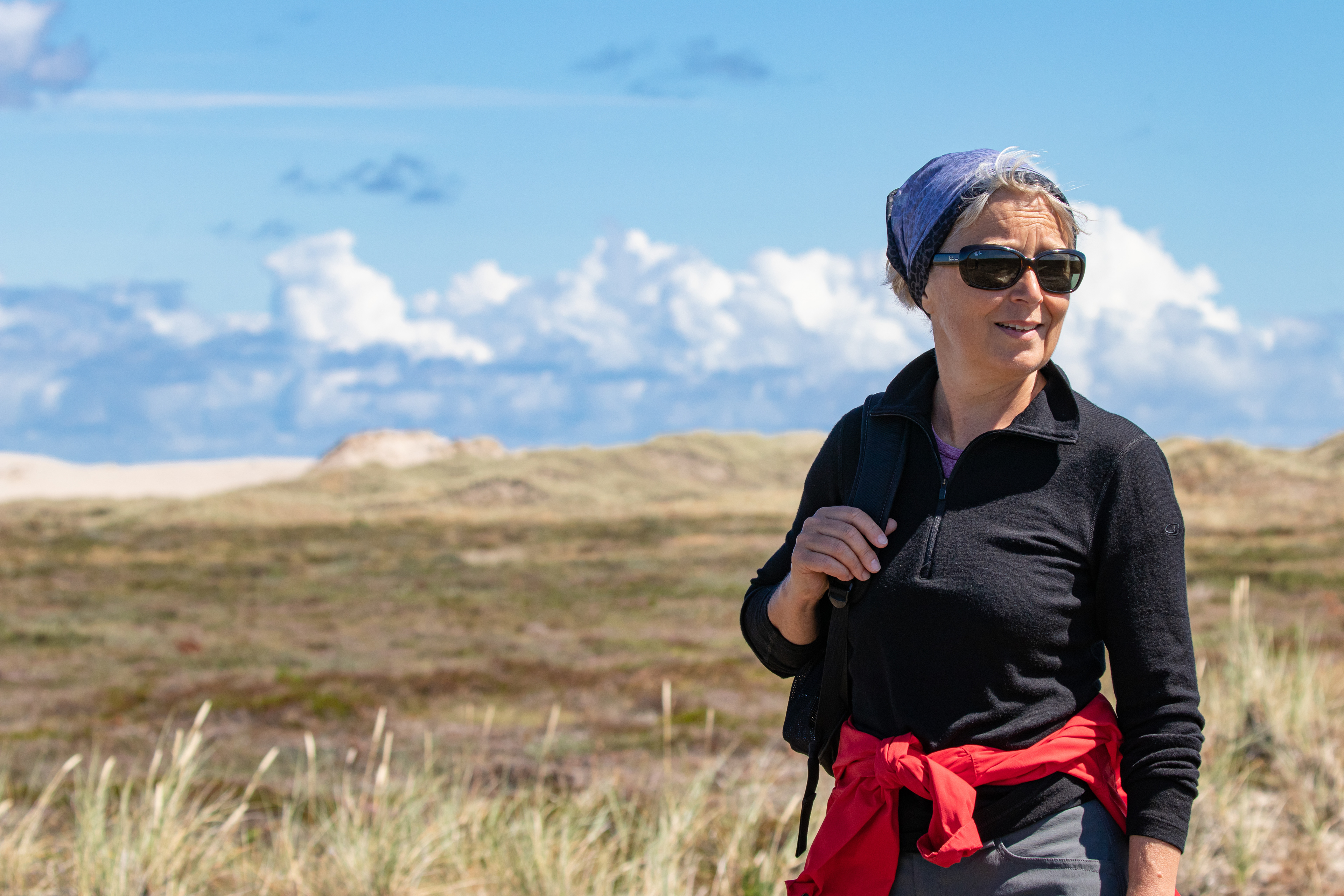Susanne på Råbjerg Hede - med milen i baggrunden