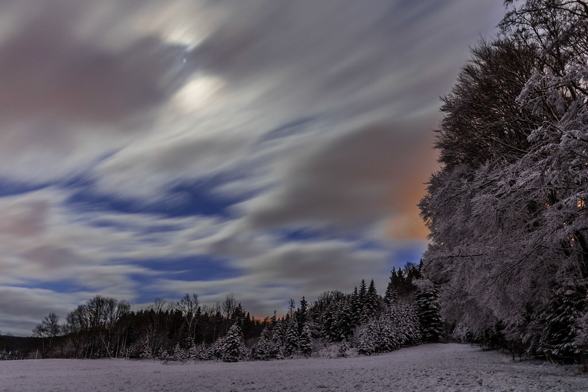 Les Vosges sous la neige au couché du soleil
