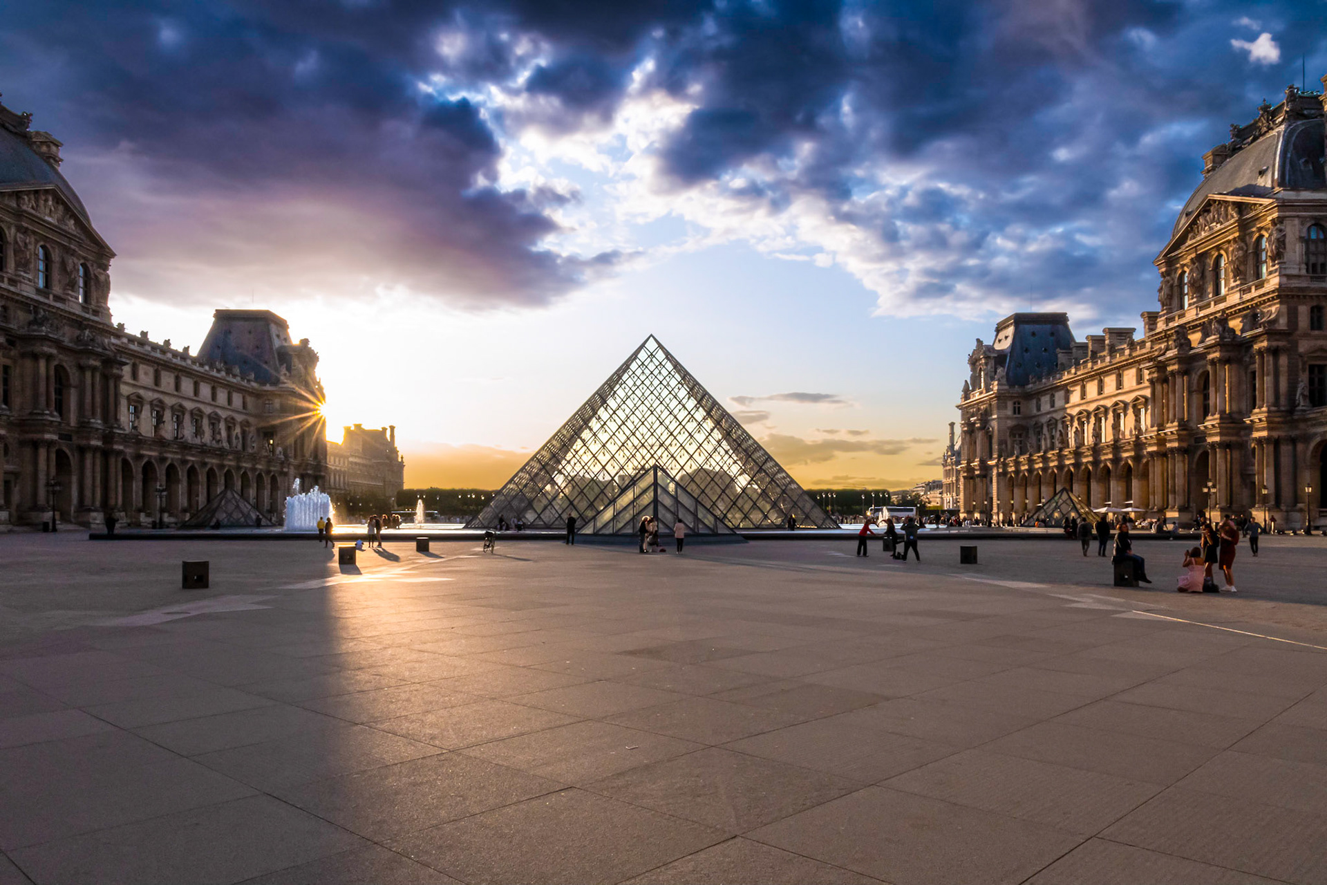 Couché de soleil sur la pyramide du Louvre