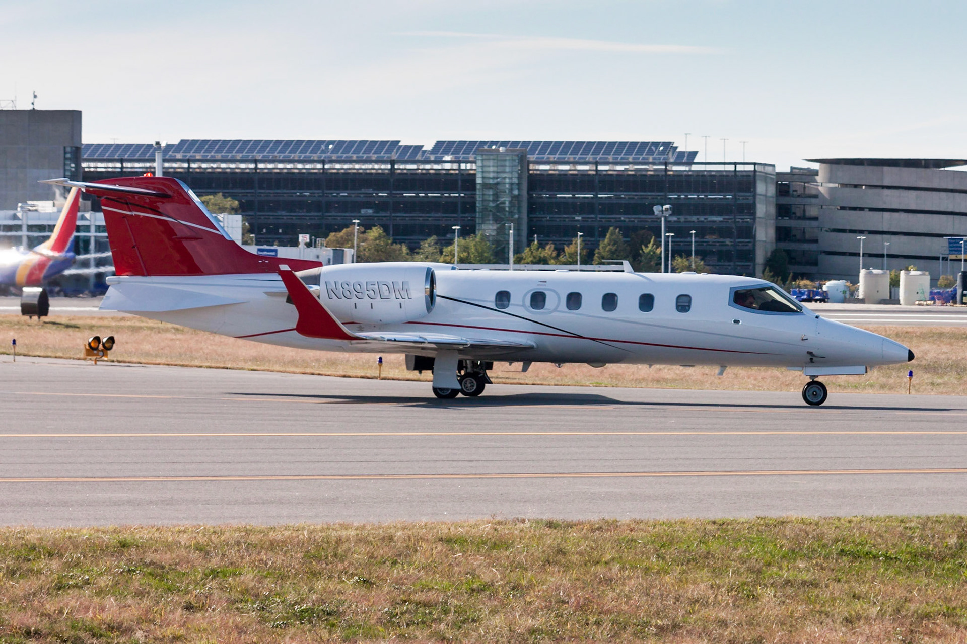 Learjet 31A (N895DM, c/n 199) taxiing at KMHT on 2016-09-29; see SMA vol 2 page 138