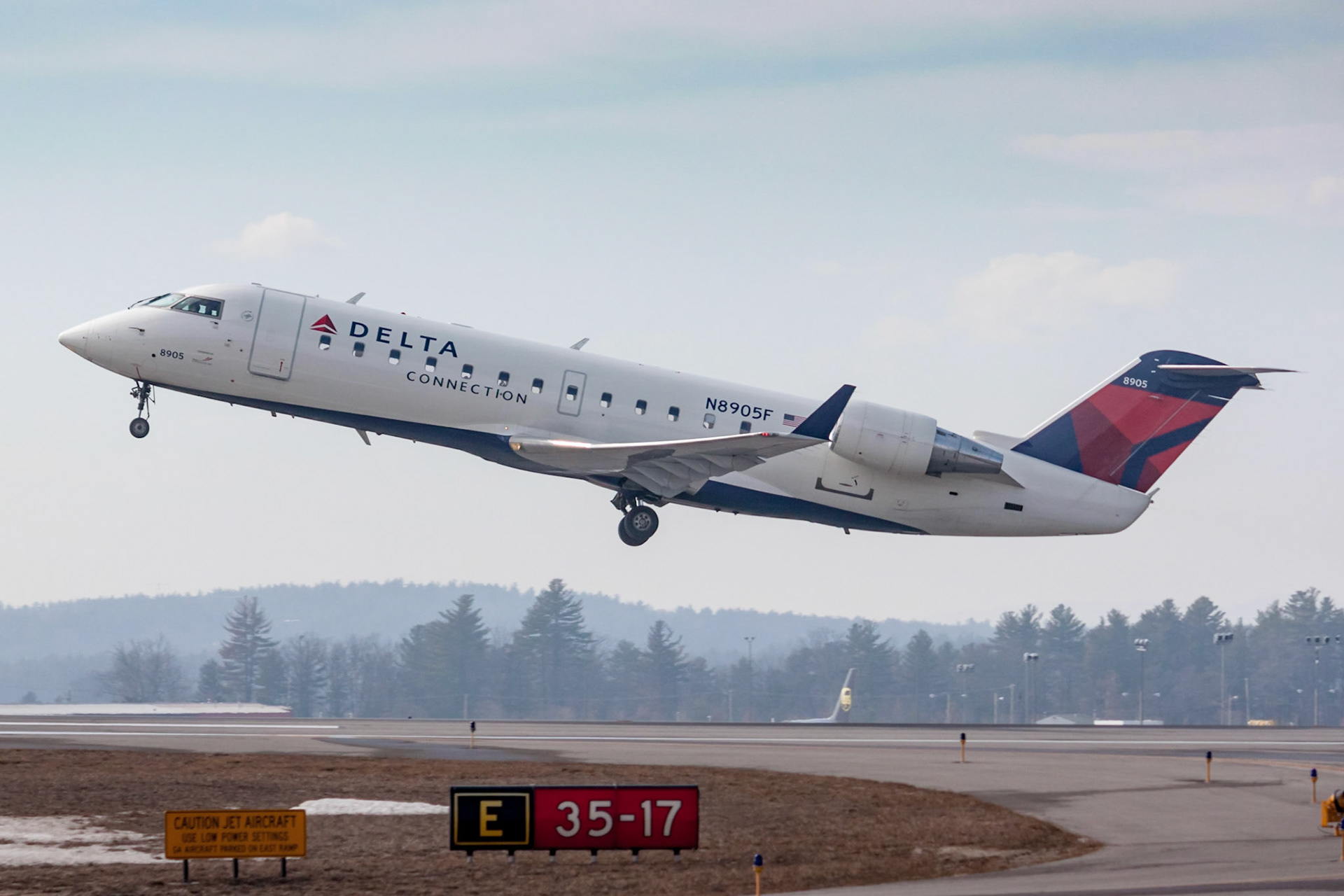 Bombardier CRJ200 (N8905F, c/n 7905) of Endeavor Air taking off at KMHT in February 2017