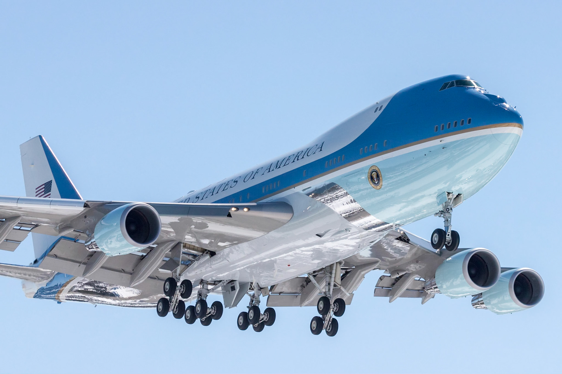 “Air Force One”, Boeing VC-25A (92-9000, c/n 23825), landing at KMHT on 2018-03-19, bringing President Trump for a brief visit to the Granite State. This aircraft was originally built as Boeing 747-2G4B (N60659).