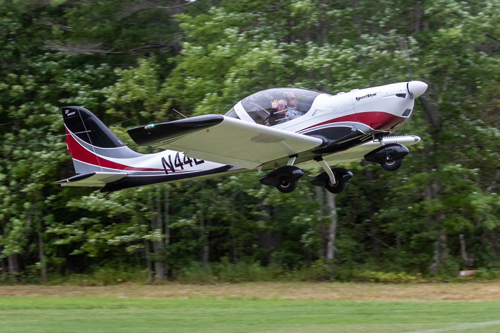 Evektor-Aerotechnik SportStar MAX (N44EV, c/n 1604) at the 33rd annual Bowman Field (B10; Livermore Falls, ME) Fly-in on 2019-08-24.