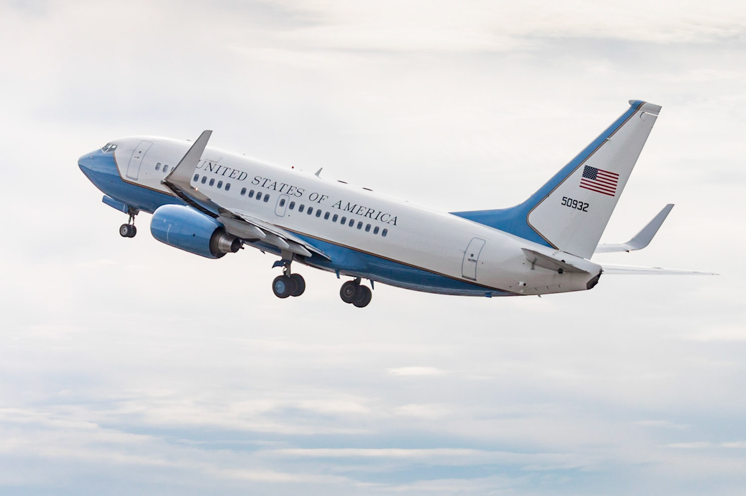 Boeing C-40C Clipper (05-0932) carrying First Lady Michelle Obama departs Manchester in October 2016.