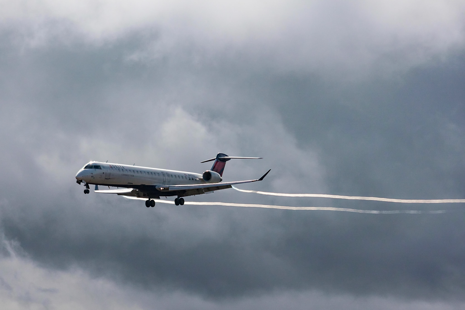 Bombardier CRJ900 (N917XJ) of Delta / Endeavor Air lands in Manchester in November 2016.