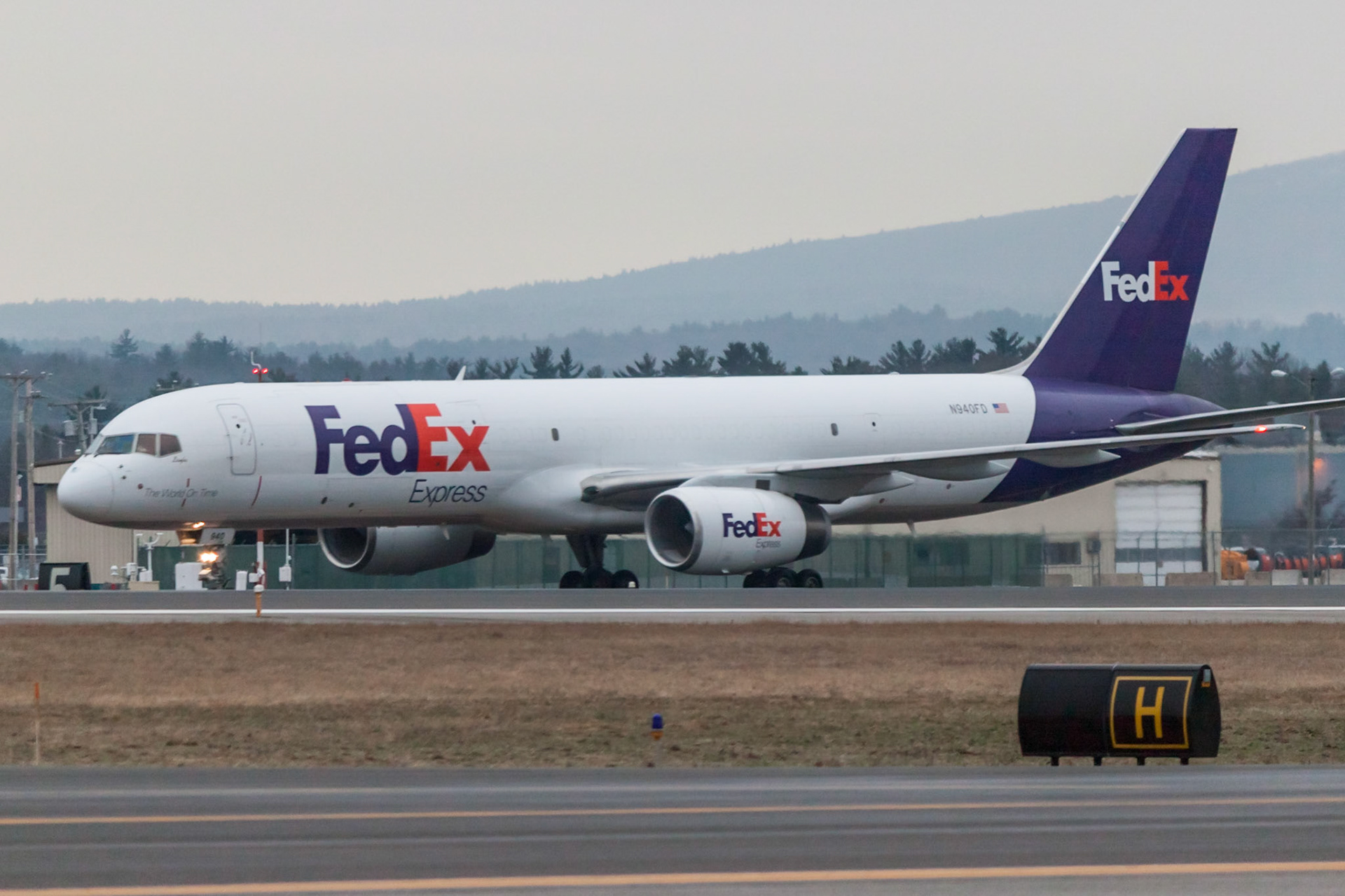 Boeing 757-236 (N940FD, c/n 24772) of FedEx taxiing at KMHT on 2014-12-16