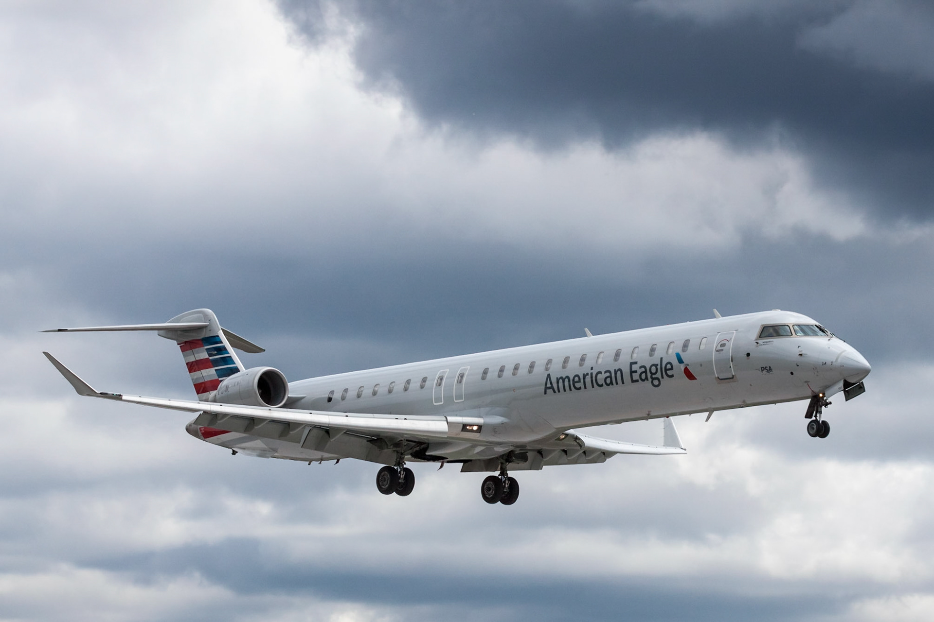 Bombardier CRJ900 (N550NN, c/n 15323) operated by PSA Airlines landing at KMHT in May 2017
