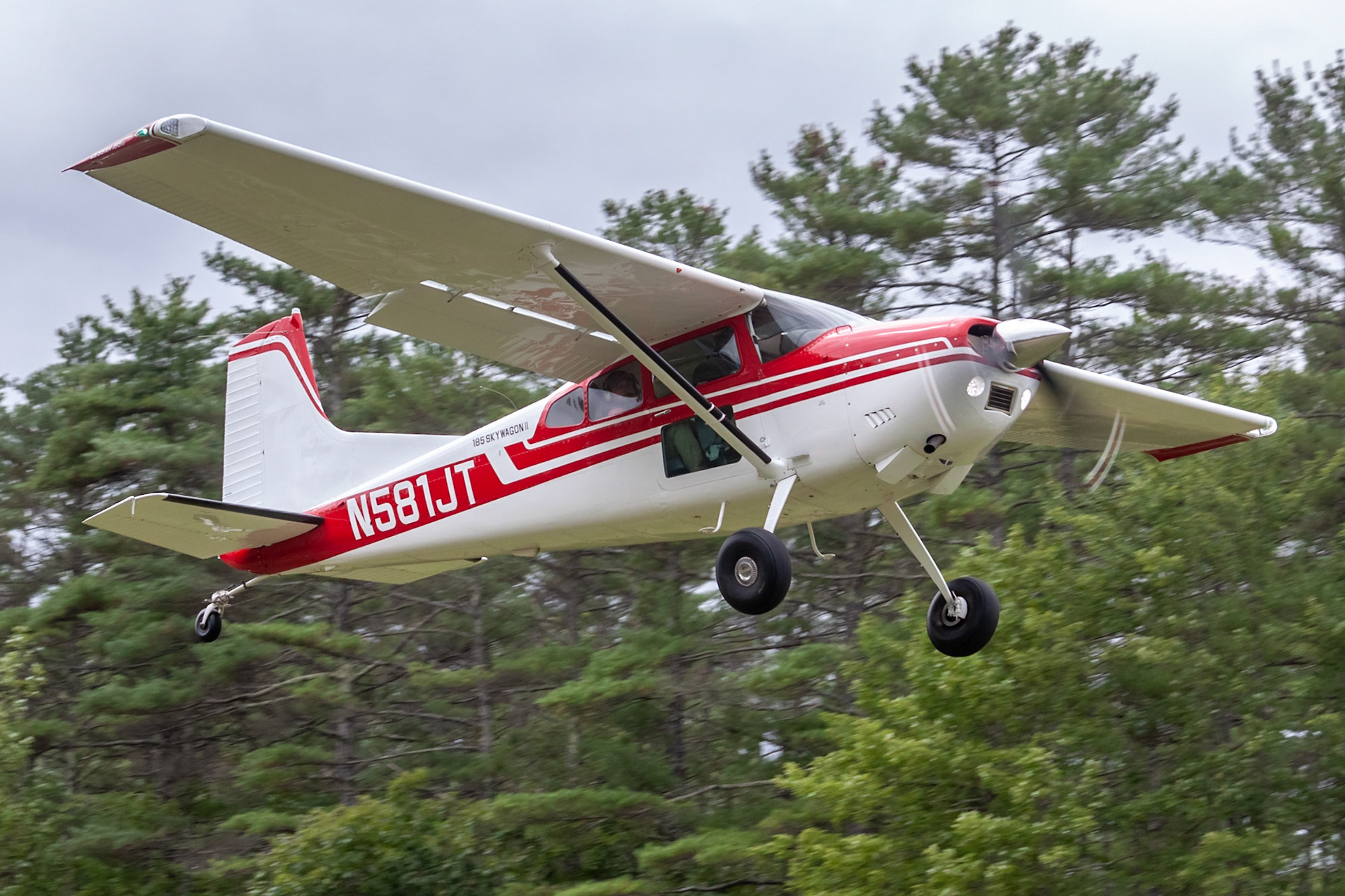Cessna A185F (N581JT, c/n 18503662) at the 33rd annual Bowman Field (B10; Livermore Falls, ME) Fly-in on 2019-08-24.