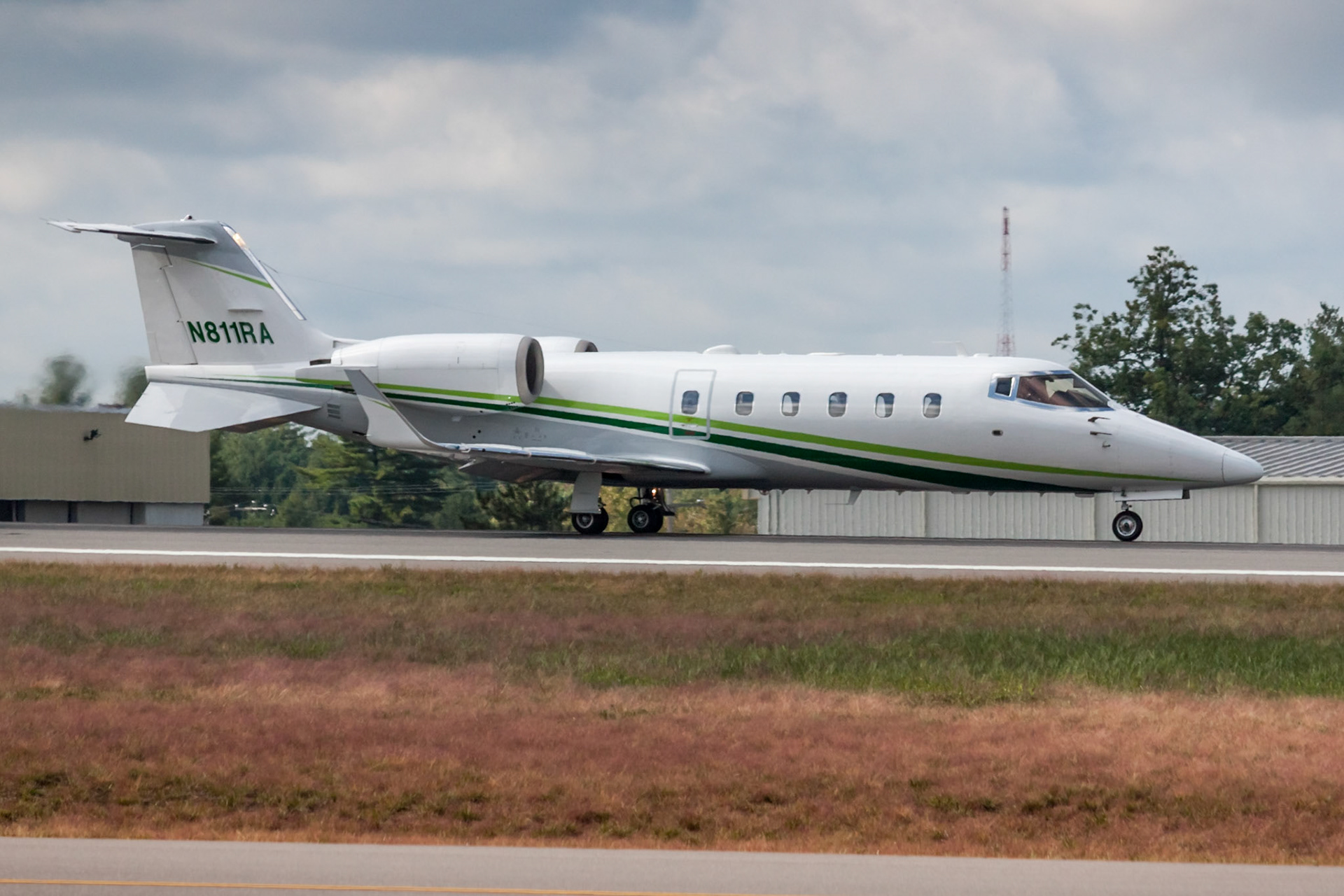 Learjet 60 (N811RA, c/n 264) taking off at KMHT on 2016-09-20