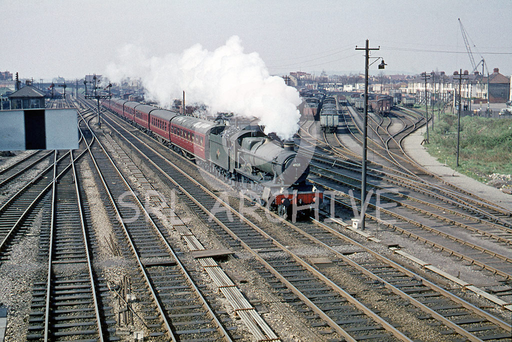 4928 'Gatacre Hall' at Pengam on the 10.30 Cardiff-Portsmouth in 1962 SRL No 568 