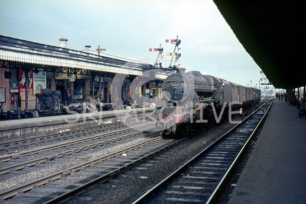 45392 drifts slowly through Oxford station in charge of an Up freight 7th April 1965 SRL No 374