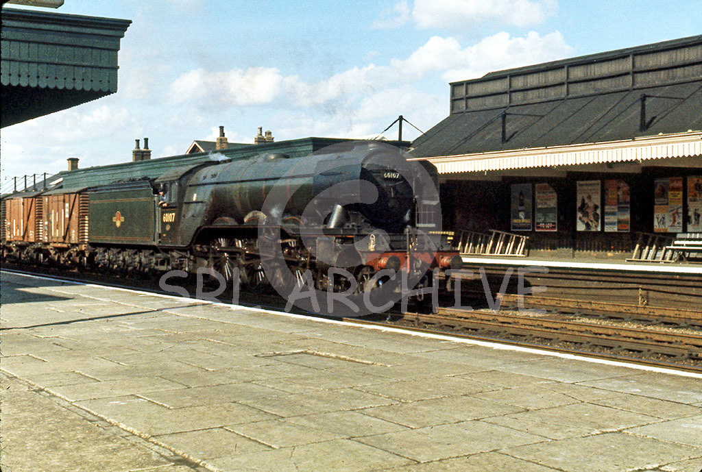 60107 'Royal Lancer' at Hitchin on the ECML with a freight in August 1962 SRL No 379 