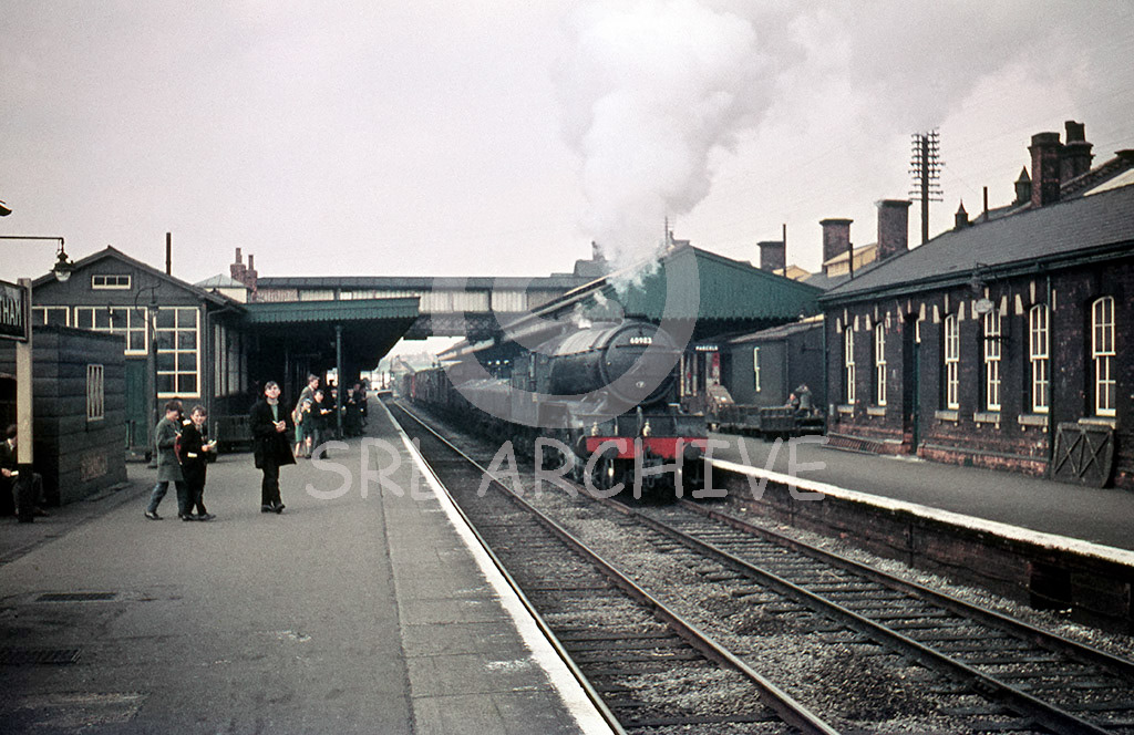 60983 grabs some attention from some young excited spotters at Grantham station with a up freight. A Kings Cross allocated engine until June 1962 when it was transferred to 34F Grantham, it was shortl ived as it was withdrawn just a couple of months later in September 1962 and scrapped at the end of the year at Doncaster Works SRL No 690  