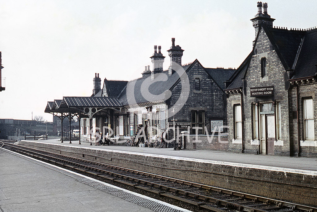 Ashchurch station on the outskirts of Tewkesbury in Gloucestershire 5th March 1960. Closed by BR in 1971 but reopened by Railtrack on 1st June 1997 on the site of the earlier station which had lay derelict for twenty-six years.  SRL No 889 