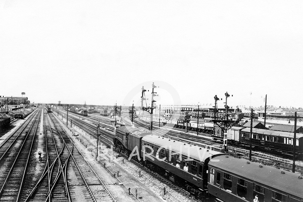 60032 'Gannet' heads away from Peterborough north station on 1st June 1963 Malcolm Castledine/SRL No 1059-5