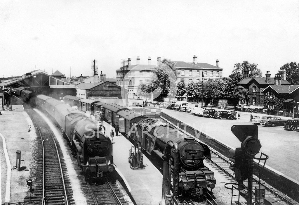 60106 'Flying Fox' at Peterborough North station along side A2 No 60520 'Owen Tudor' 1st June 1963 Malcolm Castledine/SRL No 1059-3