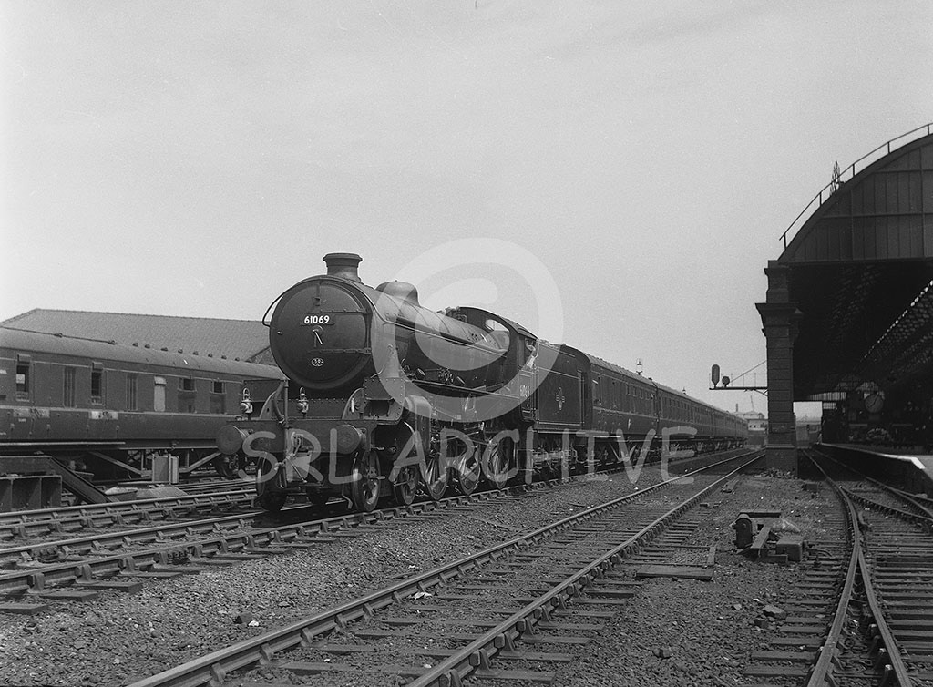 61069 by-passing Manchester Exchange station with a ECS train around 1962 SRL No 829 