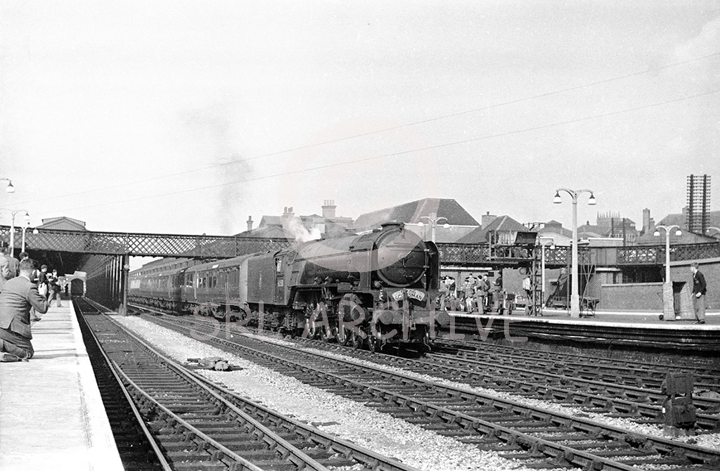 60158 not yet named but later 'Aberdonian' at Doncaster working the up Flying Scotsman around 1950 SRL No 526 