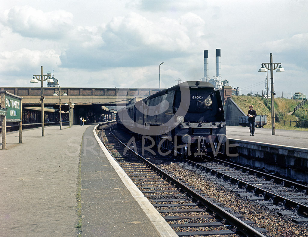34002 'Salisbury' at Southampton Central station with the 12.14 Waterloo-Bournemouth express 7th August 1965 SRL No 333 