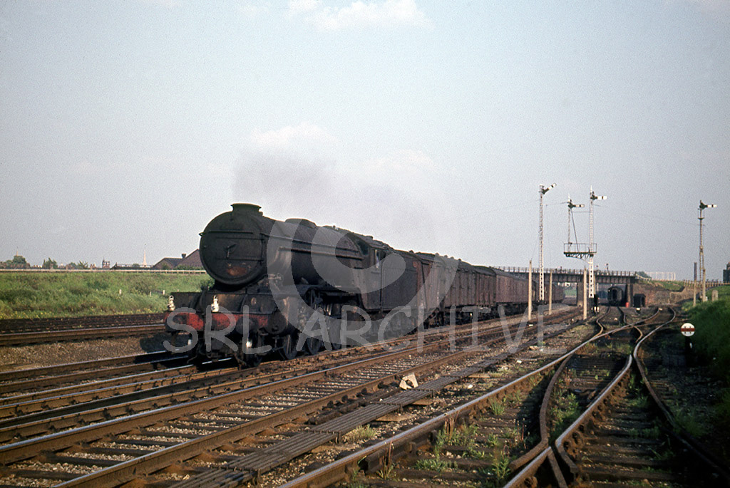60880 passing Wood Green flyover with the 6.32pm London Kings Cross-York parcels 24th May 1963 Alan Chandler MBE/SRL No 445 