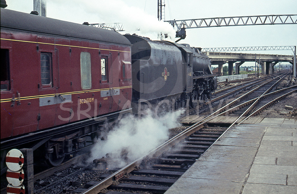 44662 departing Bletchley station in June 1964 with IM25 the 10.15 Glasgow-Euston SRL No 267 