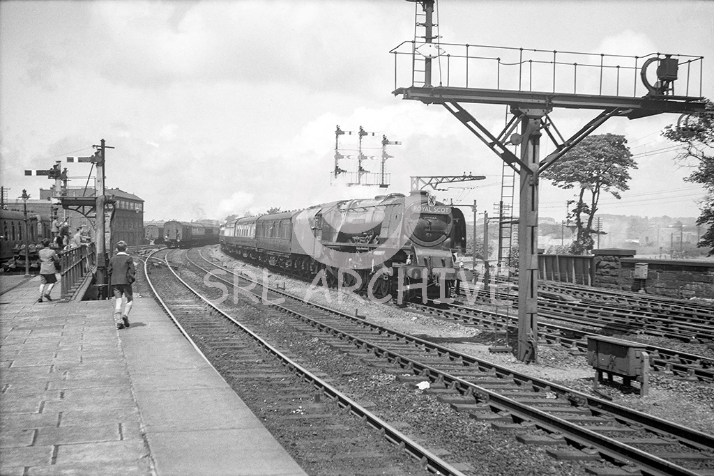 46221 Queen Elizabeth on the Up Royal Scot approaching Lancaster Castle station watched by some young spotters 24th July 1950 SRL No 1072