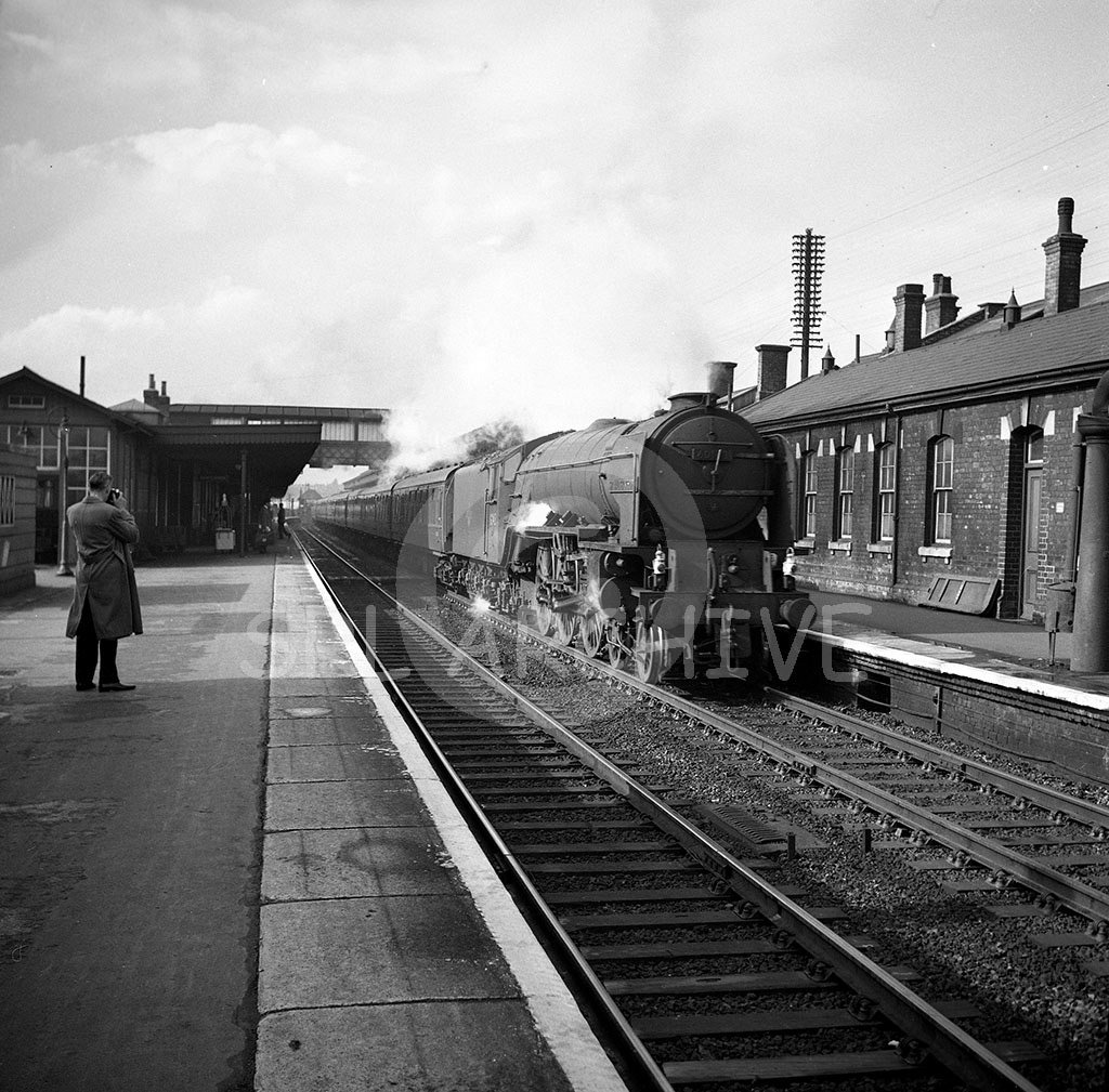 60143 'Sir Walter Scott' at Grantham with an up express 6th September 1962 SRL No 444 