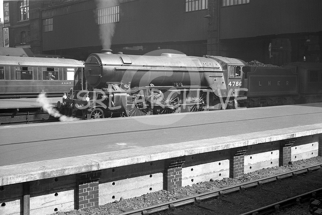4786 at London Kings Cross station on a lovely sunny day in 1939. Renumbered 60815 by BR in July 1949 and from thereafter allocated to Doncaster or Great Central Railway depots until withdrawn from 15E Leicester 5th May 1962 Stanley.H.Freese/SRL No 527 