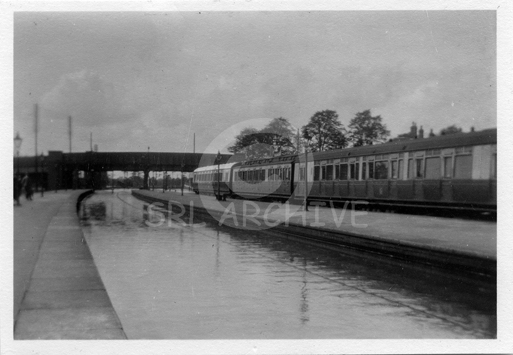 Banbury railway station during the floods in 1932 SRL No 389