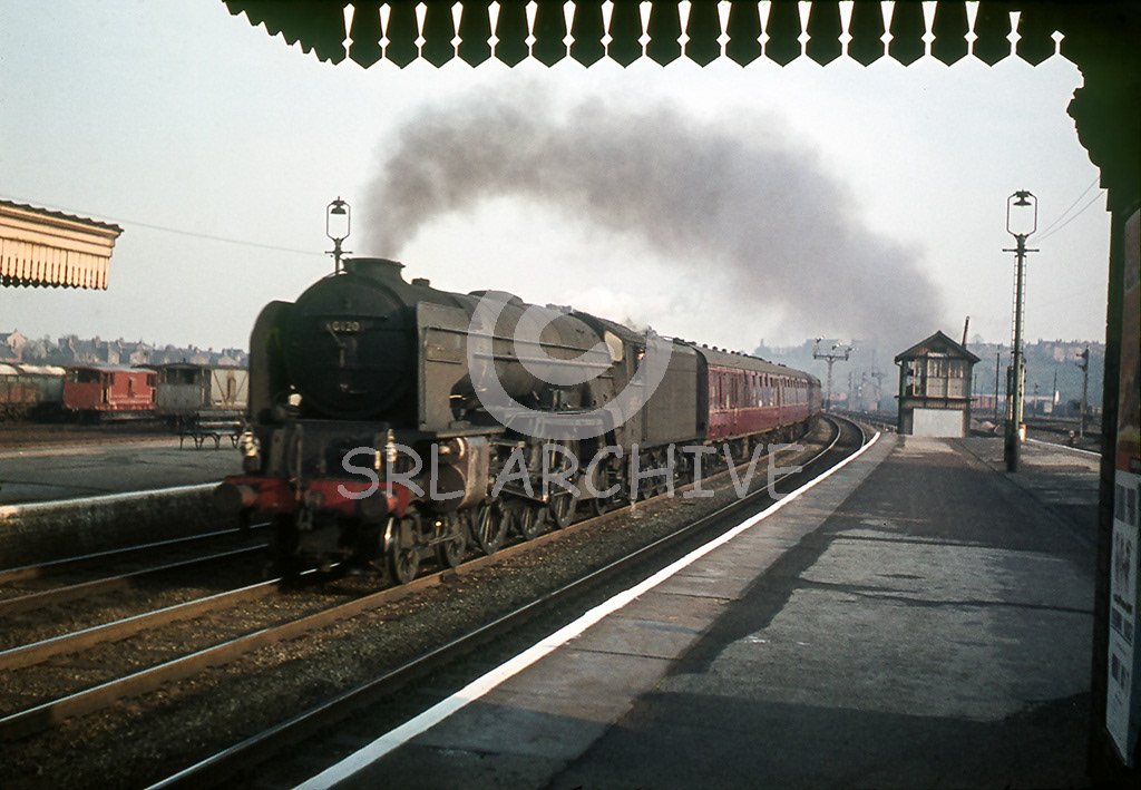60120 'Kittiwake' roaring through Hornsey station 25th April 1962 SRL No 1099 