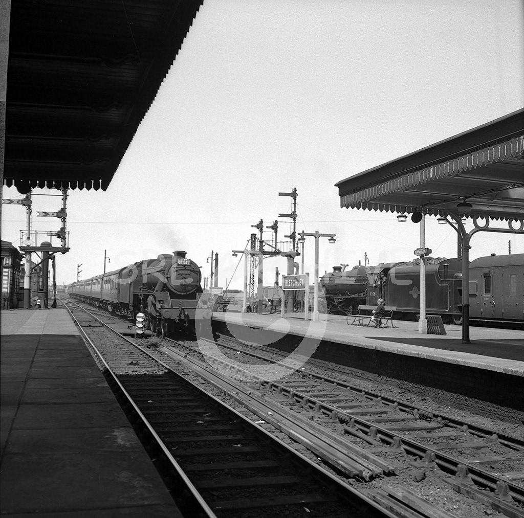 44843 runs into Bletchley station watched by a young spotter and the crew of a down express 20th June 1959 SRL No 440