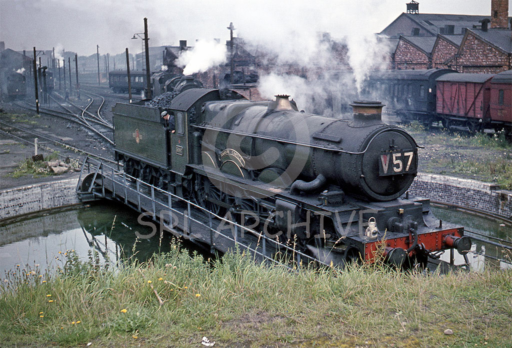 5097 'Sarum Castle' on the turntable at Shrewsbury in 1962 SRL No 726 