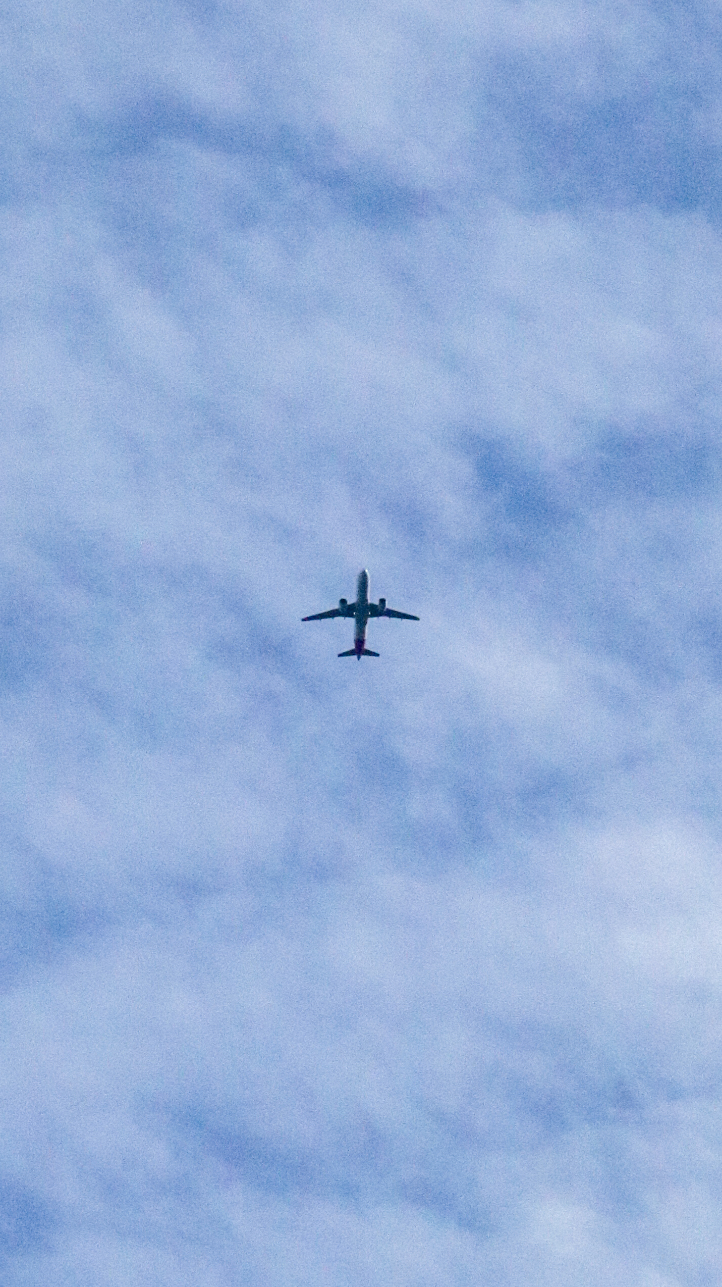 PLANE ABOVE SOUTHBANK 