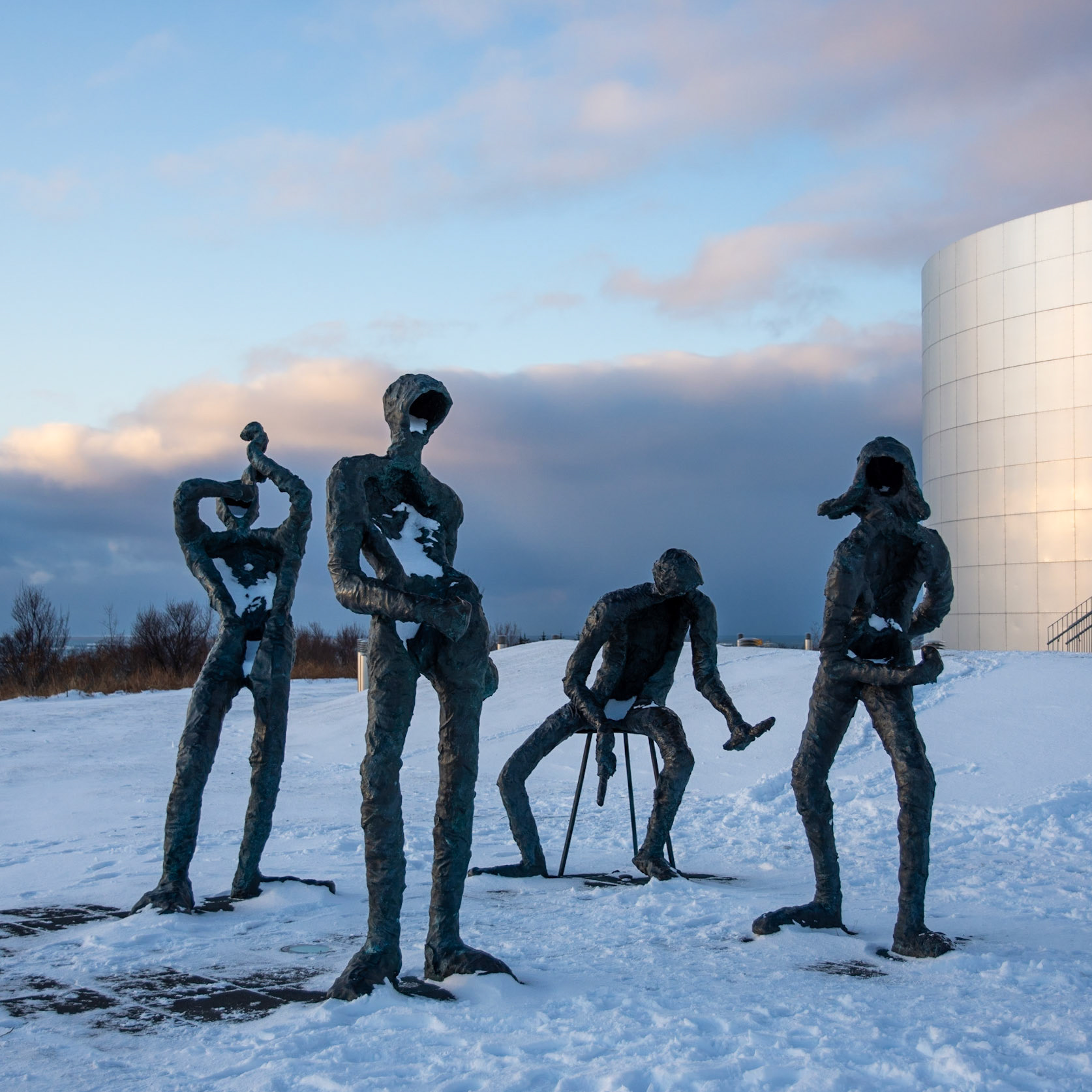 Dansleikur, sculpture with dancers by Torbjorg Pálsdóttir 2