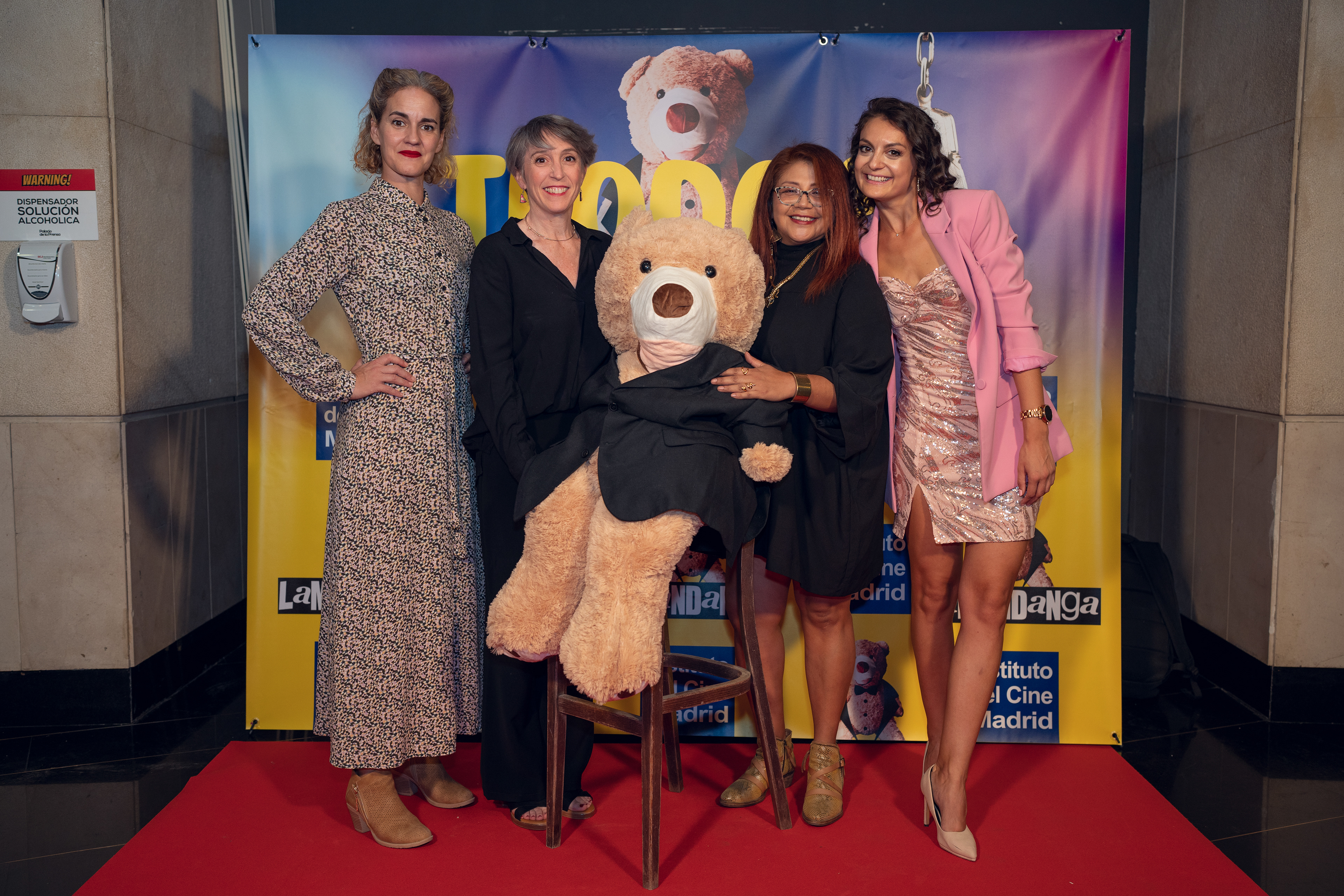 (De izq. a dcha.) Elena Lombao, Magdalena Broto, Teodoro, Mónica Villacreses y Maria Cotun