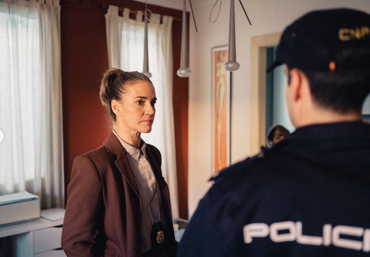 ELENA LOMBAO COMO JUSTI (LA COMISARIA)