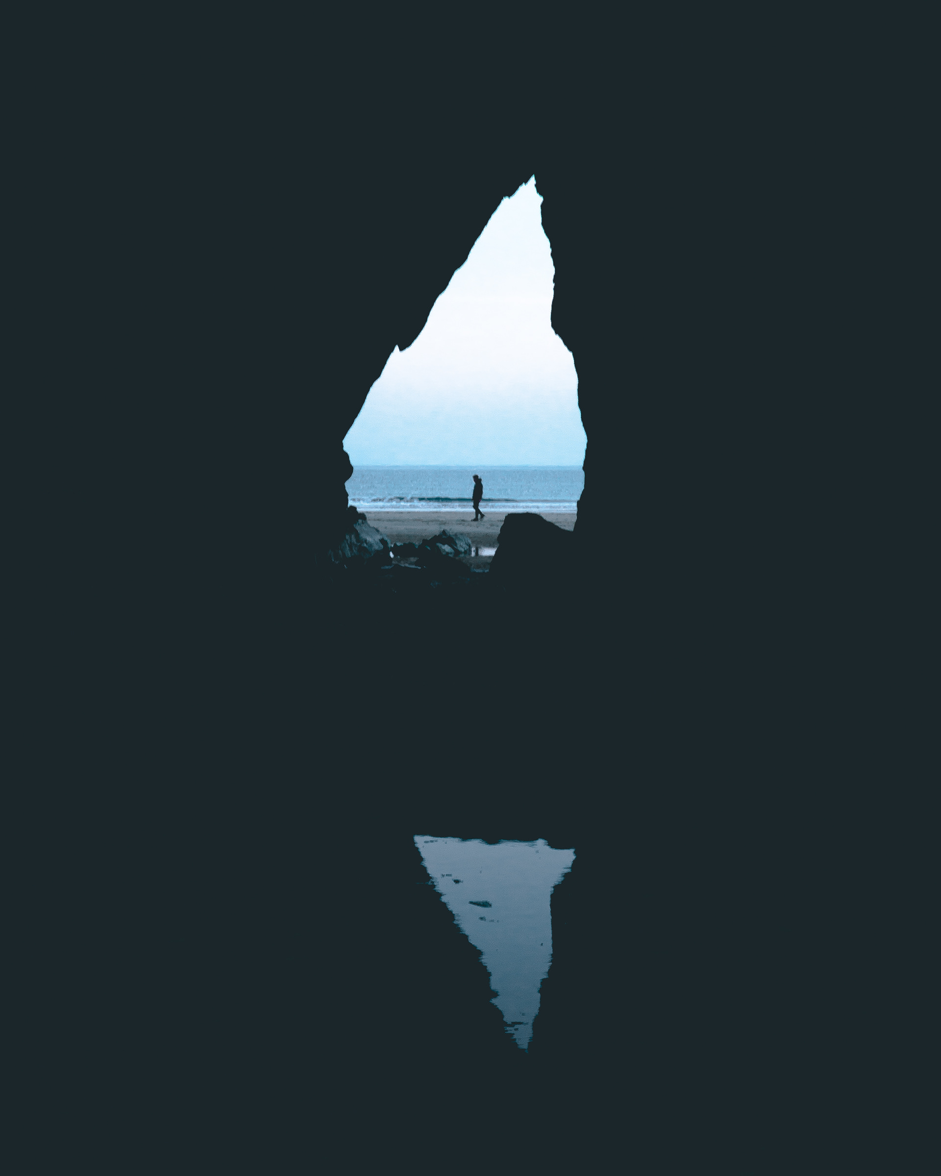 shark fin cave - three cliffs bay (Wales)