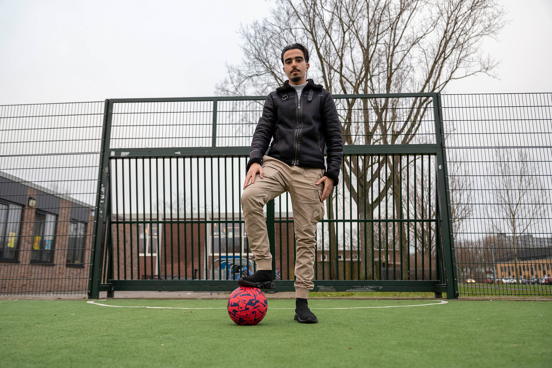 Brabantpark een probleemwijk? Hicham (20) vindt van niet: ‘Het is ideaal om hier op te groeien’