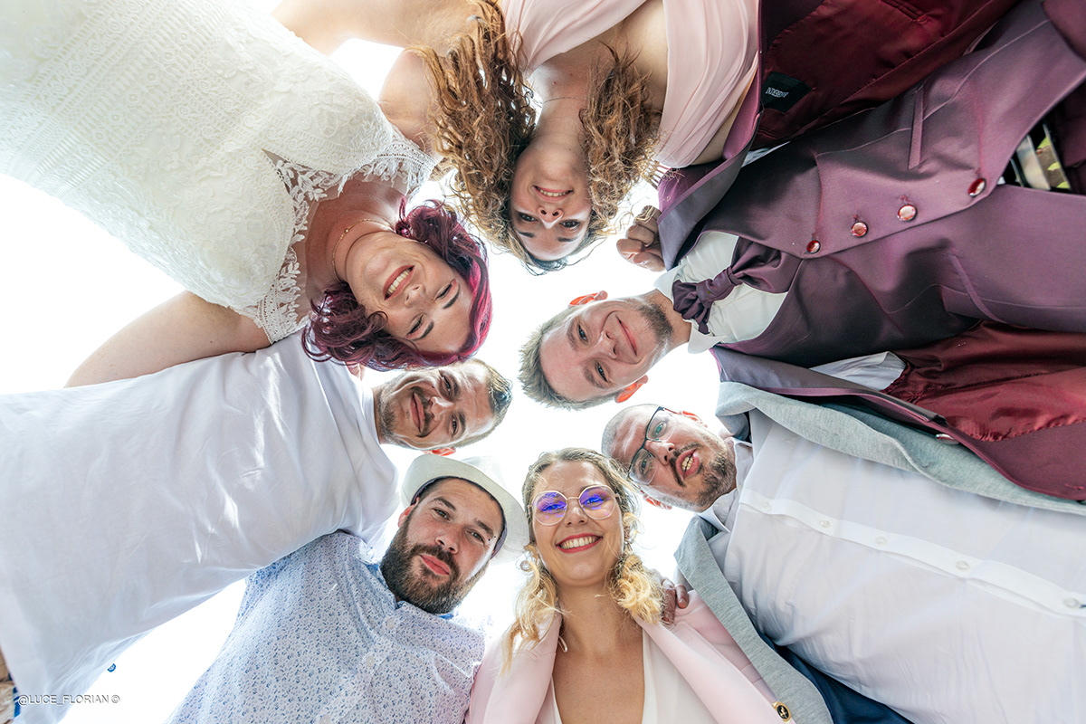 Convives au repas — ambiance chaleureuse