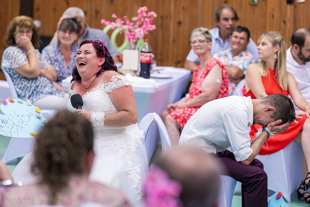 Invités — joie et éclats de rire au vin d'honneur