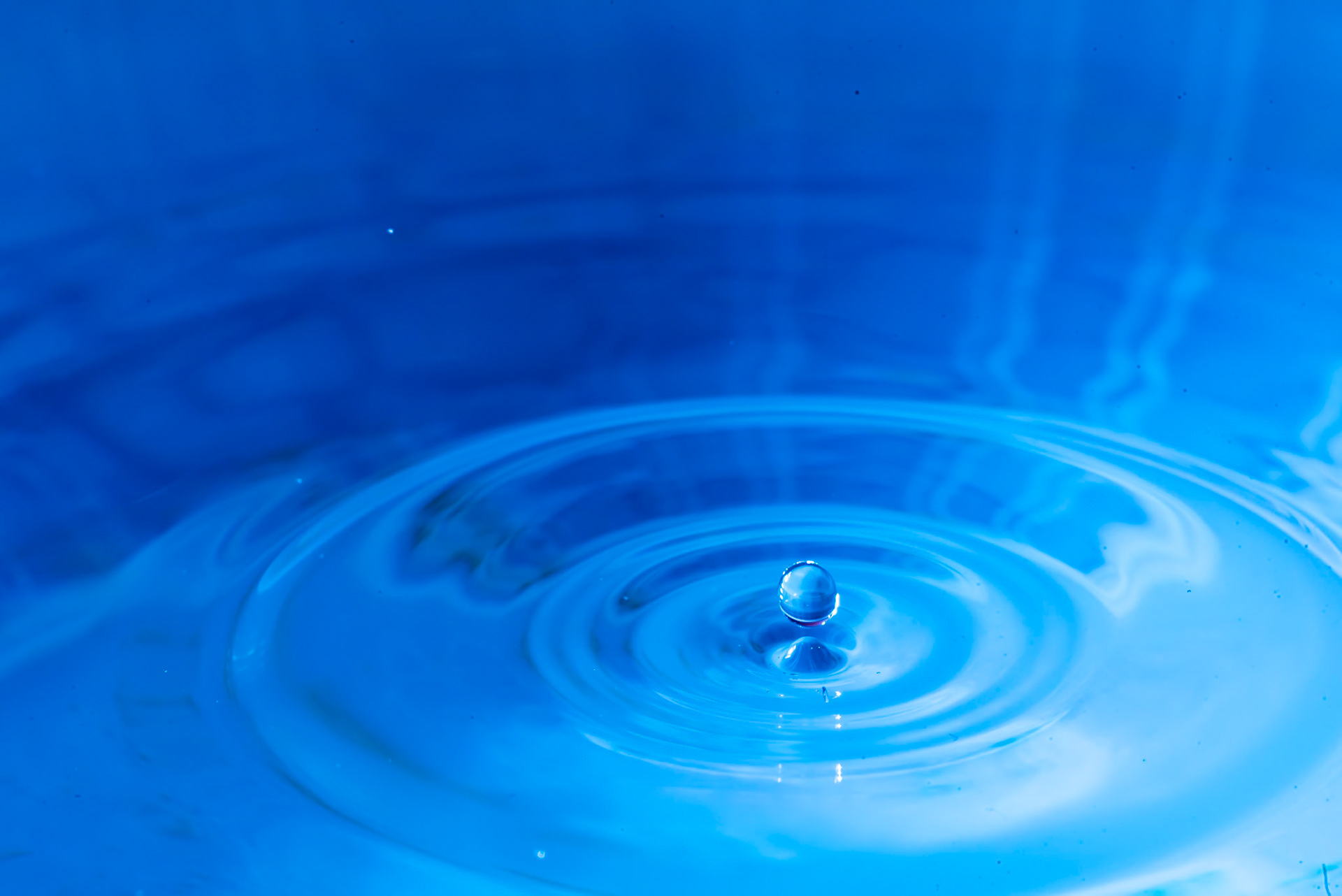 Water drops splashing