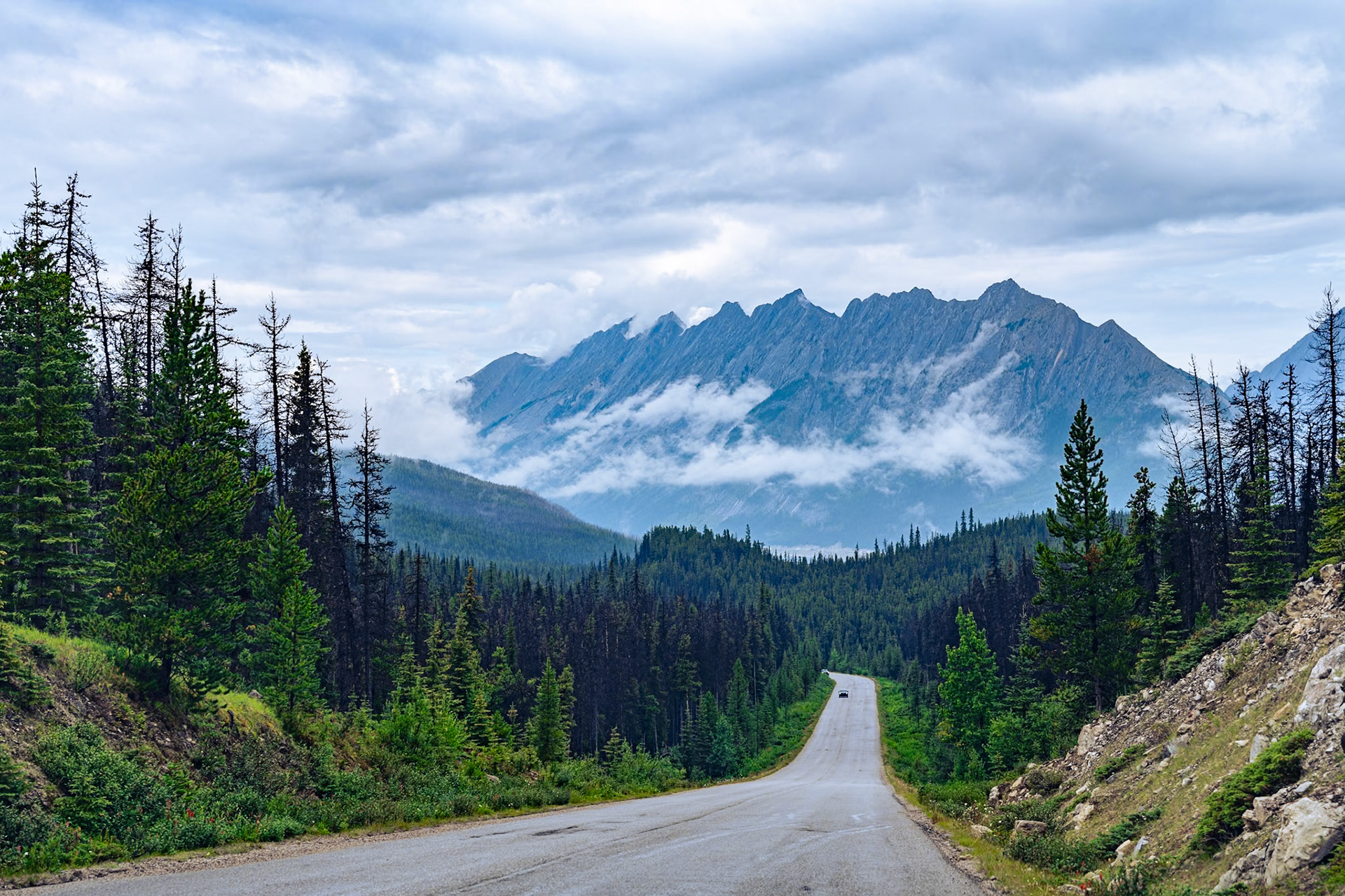 Road to Maligne Lake