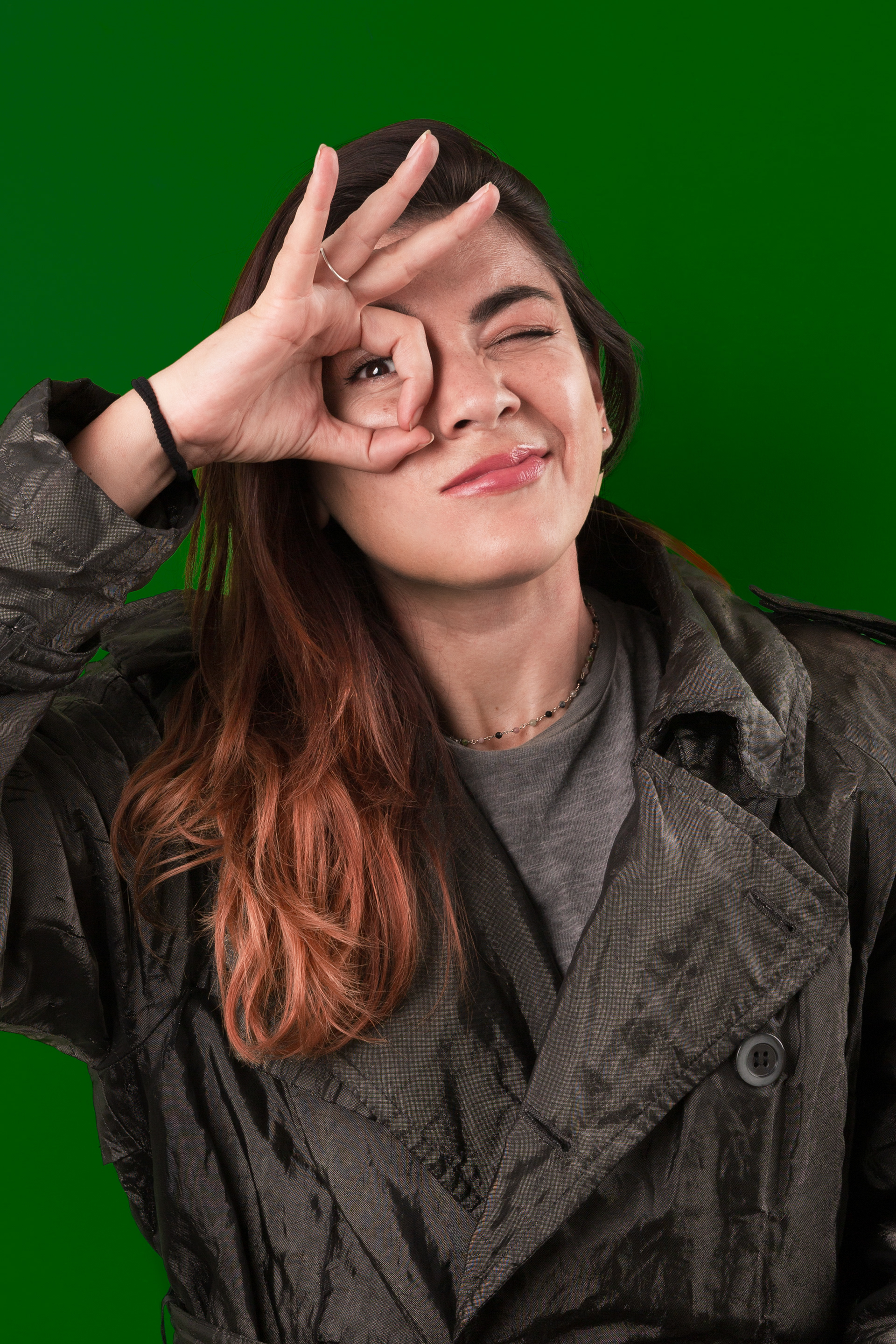 AUTORITRATTO CREAIVO DIVERTENTE CON SFONDO VERDE