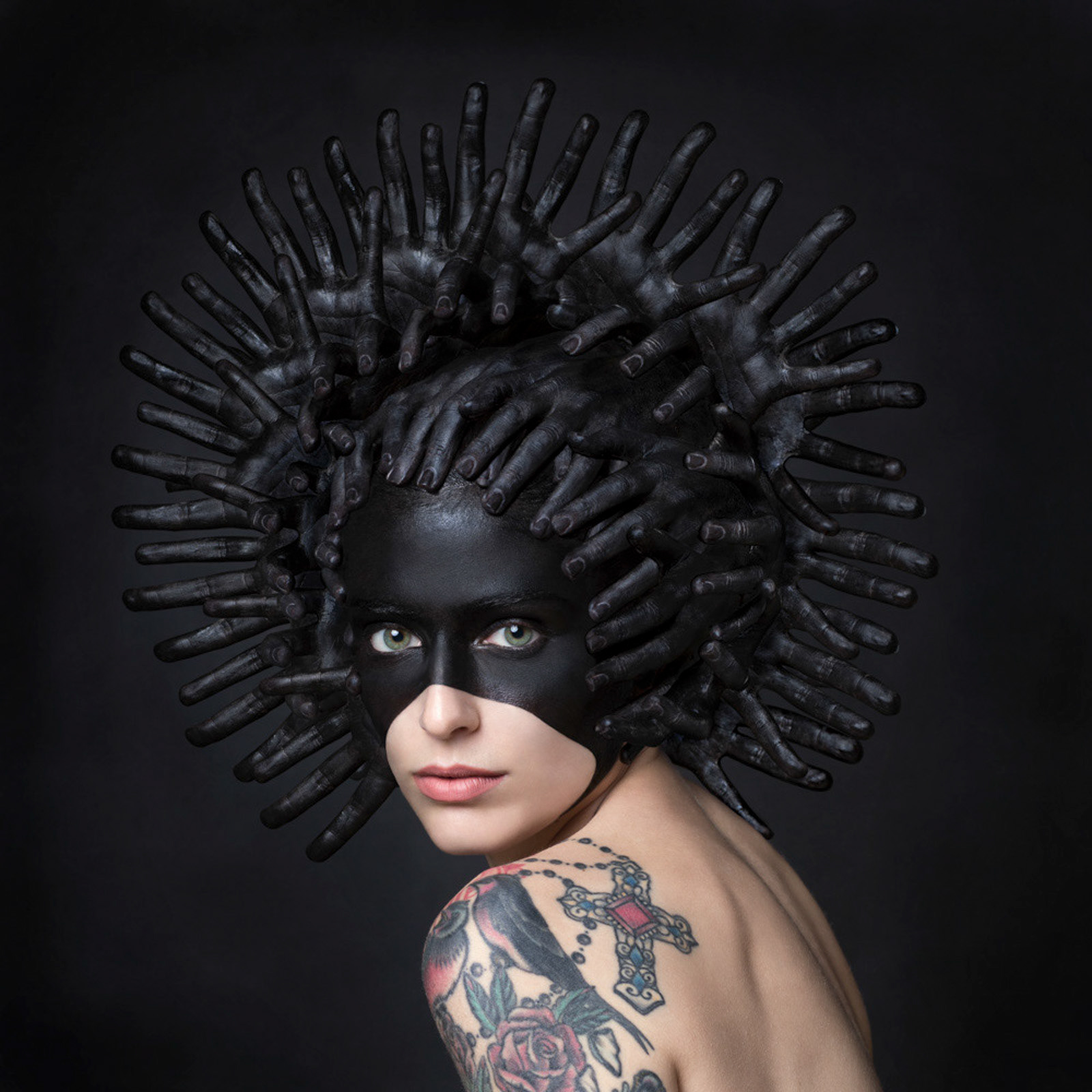 progetto personale medusa numero 5 Camilla. Foto premiata al Siena creative awards 2021 e copertina del numero di ottobre 2022 della rivista artistica Russa Cabinet de l'art
