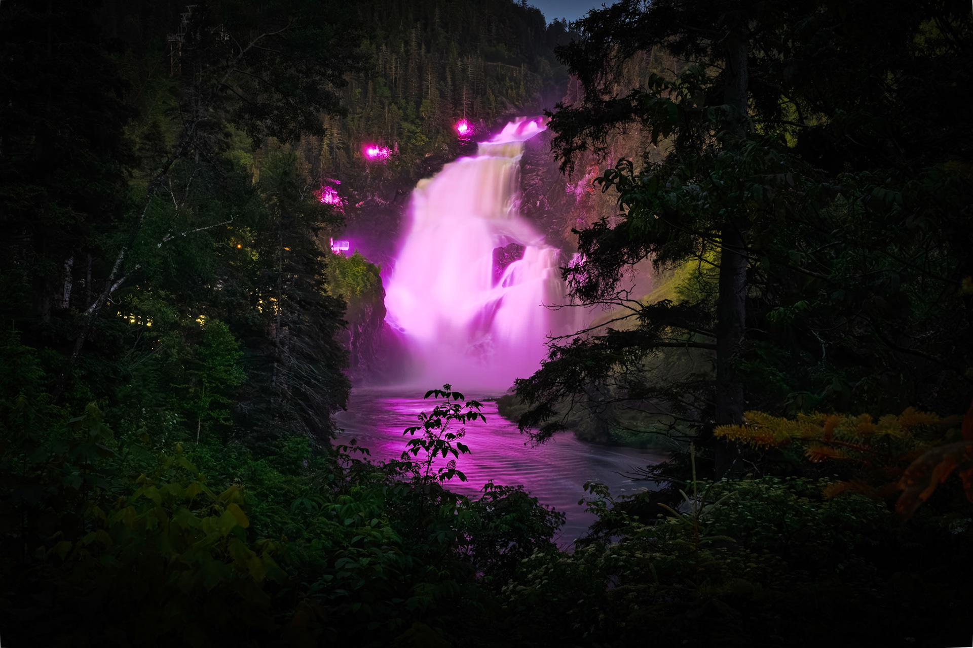 Chute de Val-Jalbert de nuit