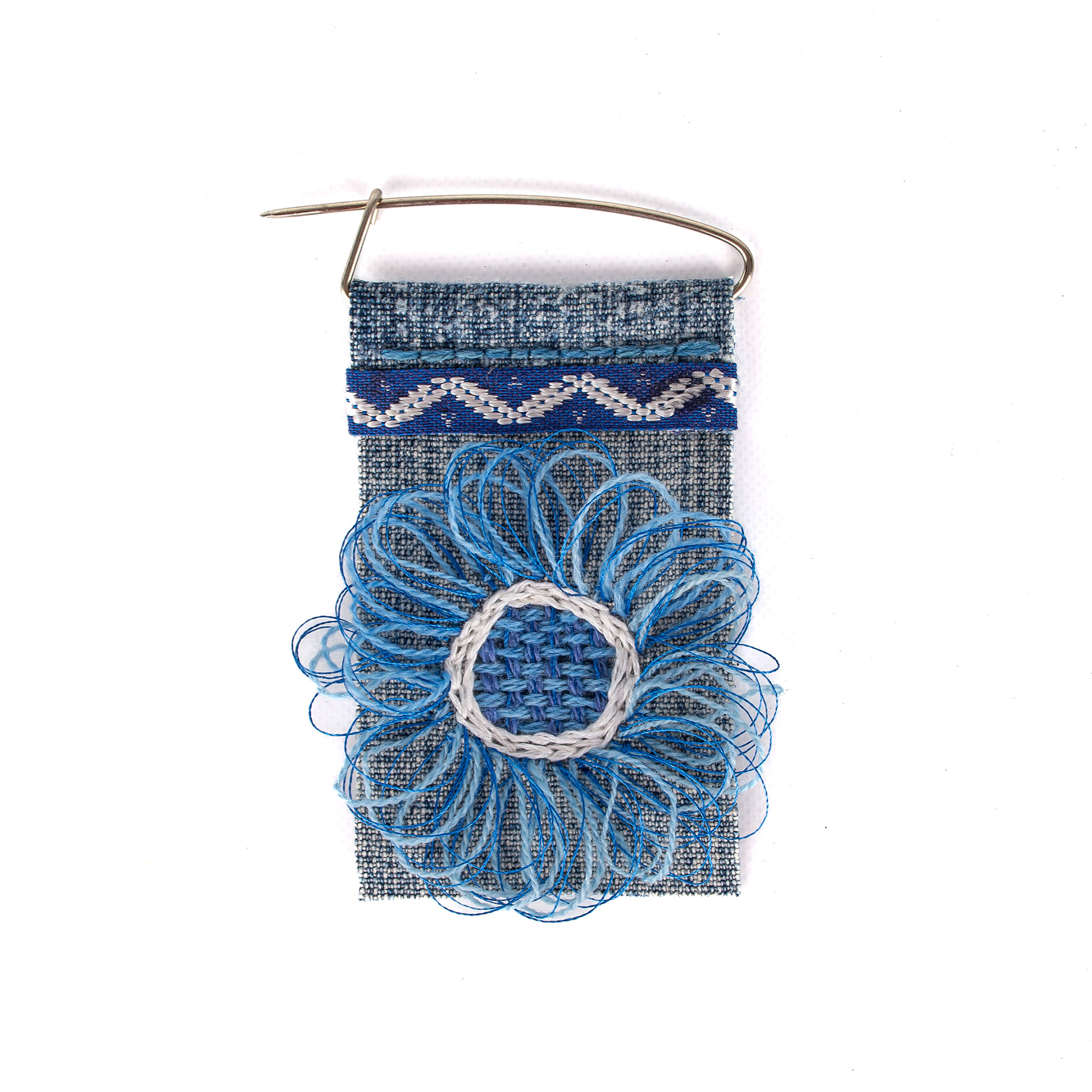 Escarapela bordada a mano, soporte telar, gancho de alpaca. $15.000