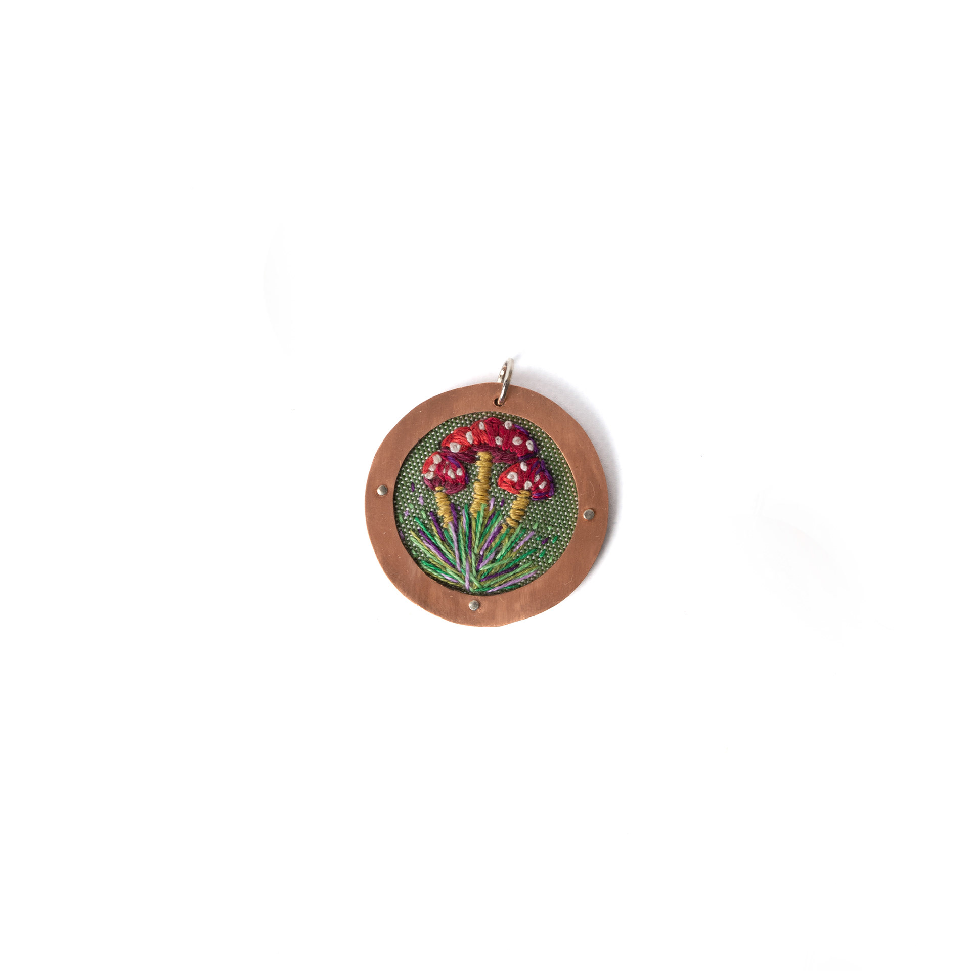 Dije Fungi. Bordado a mano. Marco de cobre. Pieza única. $25.000