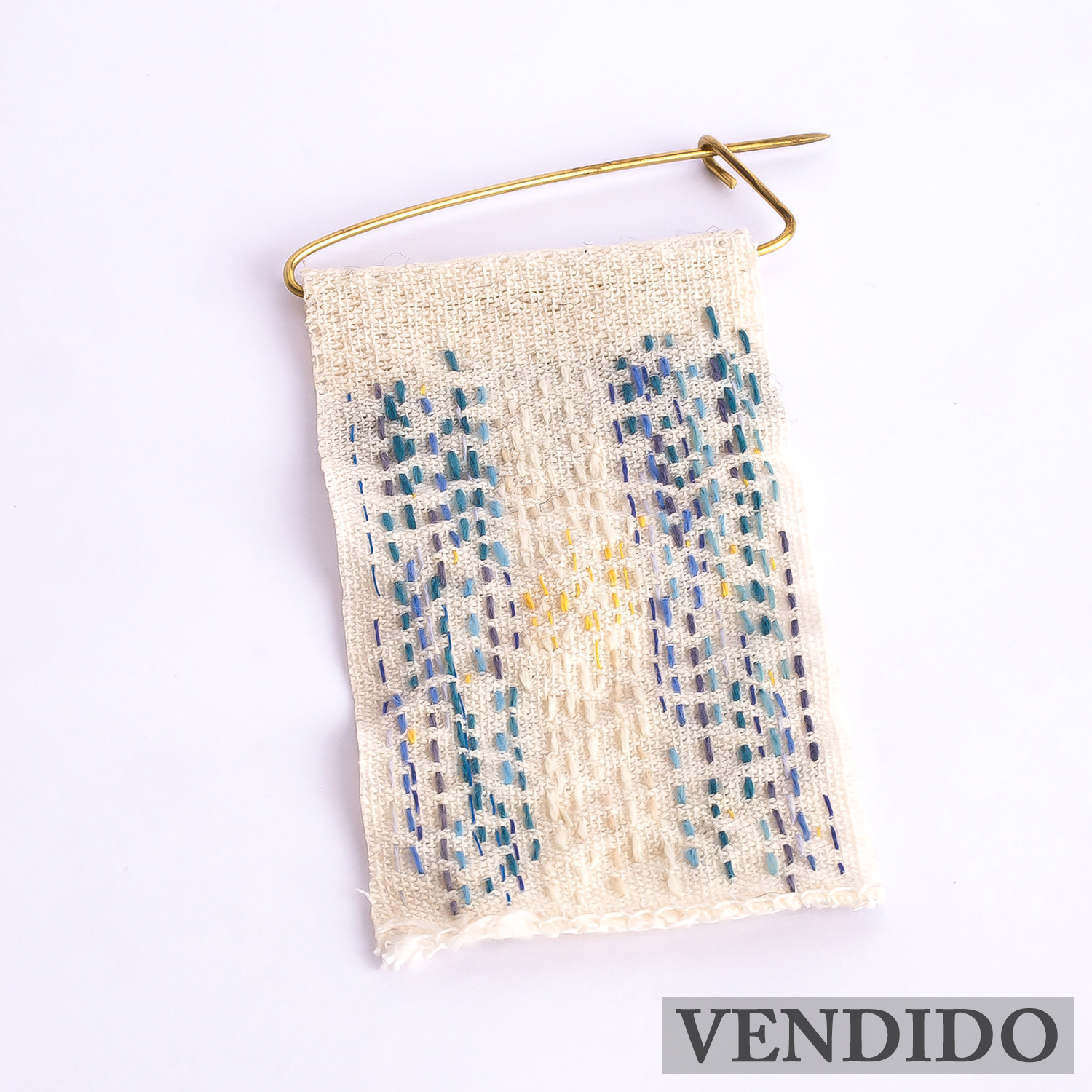 Escarapela bordada a mano, soporte telar, gancho de bronce. $15.000